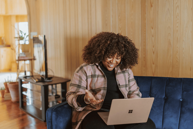 woman with laptop using descriptive narration