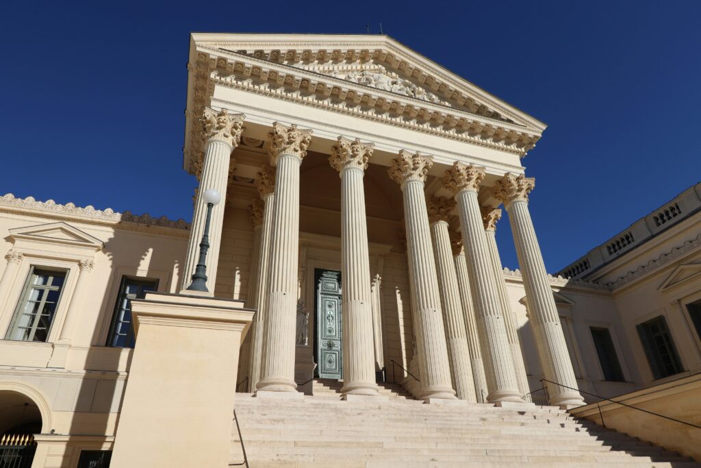 A courthouse outside with tall columns